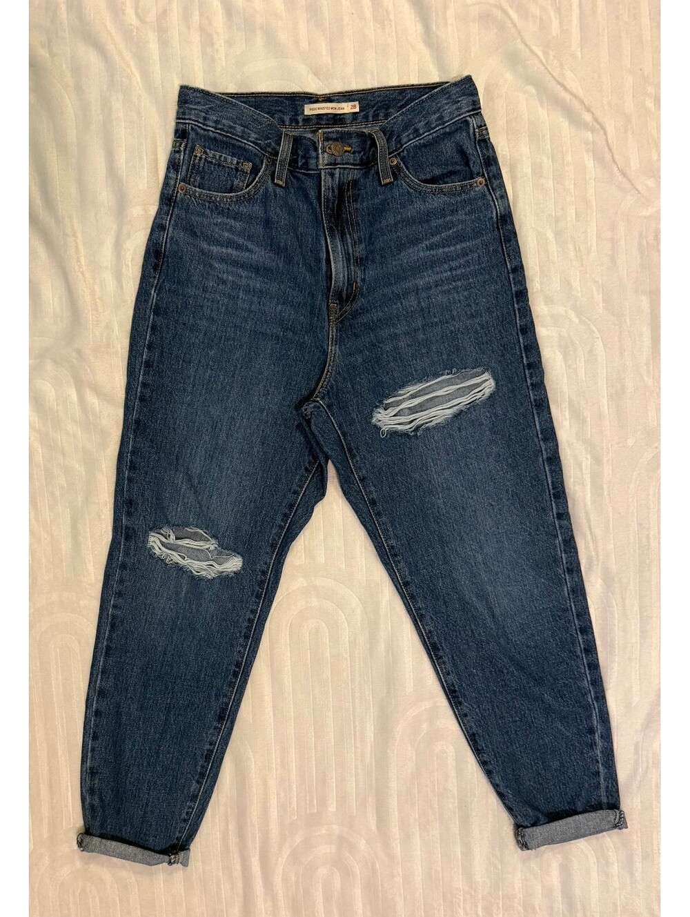 Levi's High Waisted Mom Jean talla 28, lavado oscuro, rotos